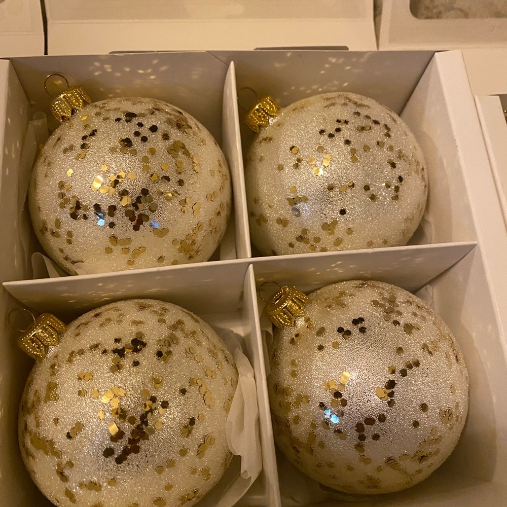 Elegant White and Gold Christmas Ornaments - Picture 3 of 5
